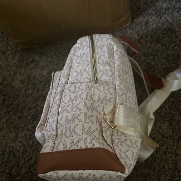 Backpack - Picture 3 of 7